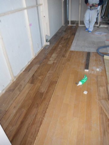 床貼り